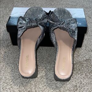 Kensie Women's Metallic Bow Block Heel